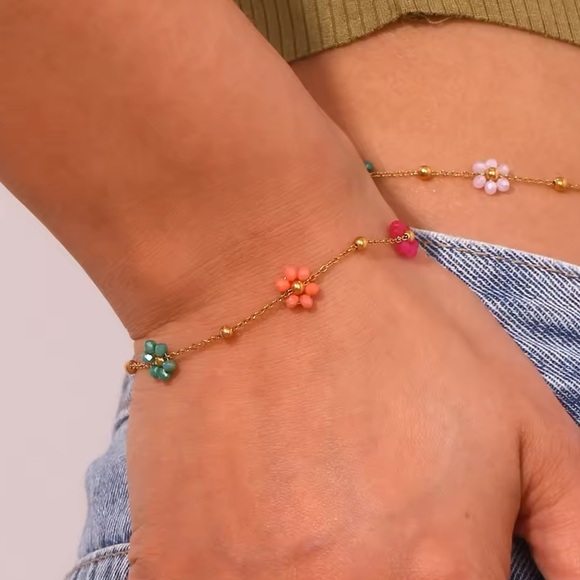 ◾️18K Gold Plated Dainty Floral Bracelet - Picture 2 of 12